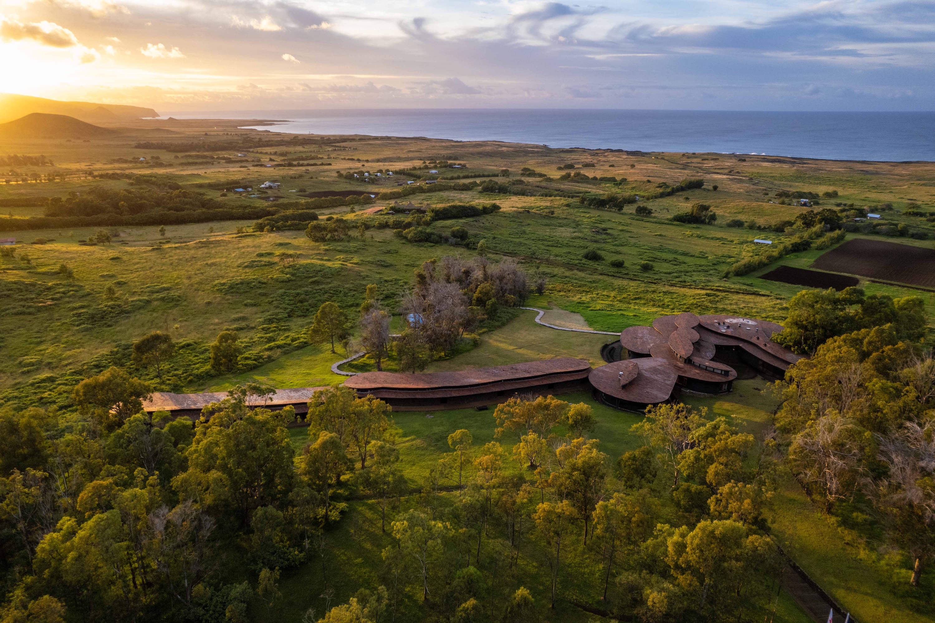 Explora Easter Island from above