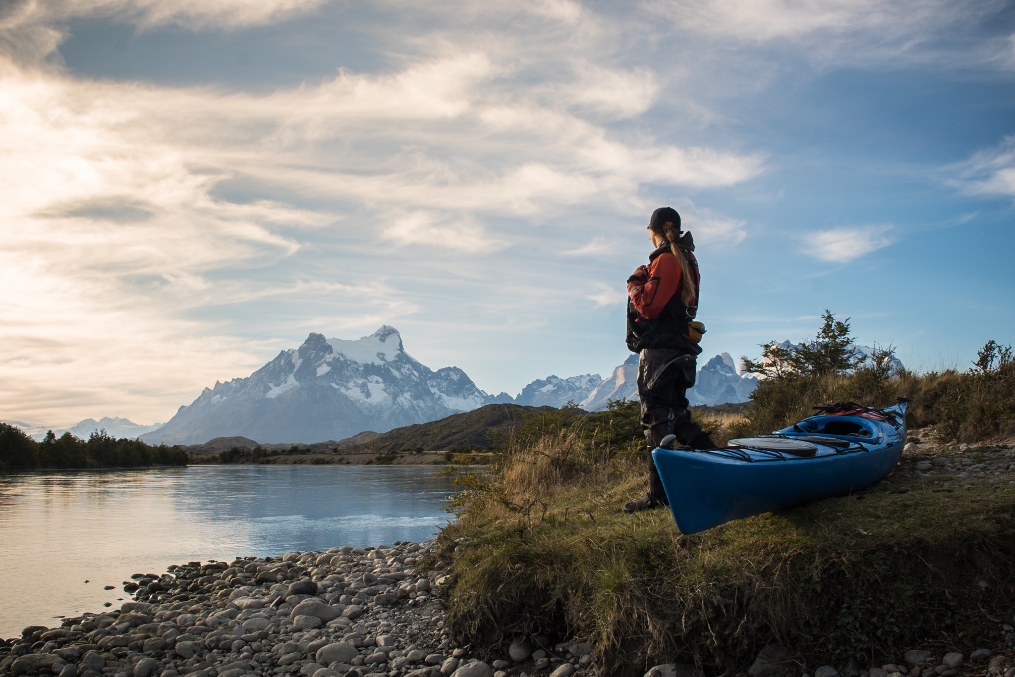 Kayak chica en orilla del rio grey