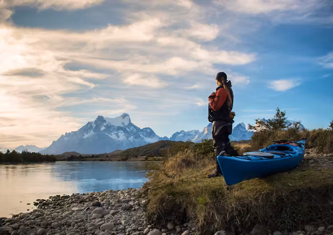 Kayak chica en orilla del rio grey