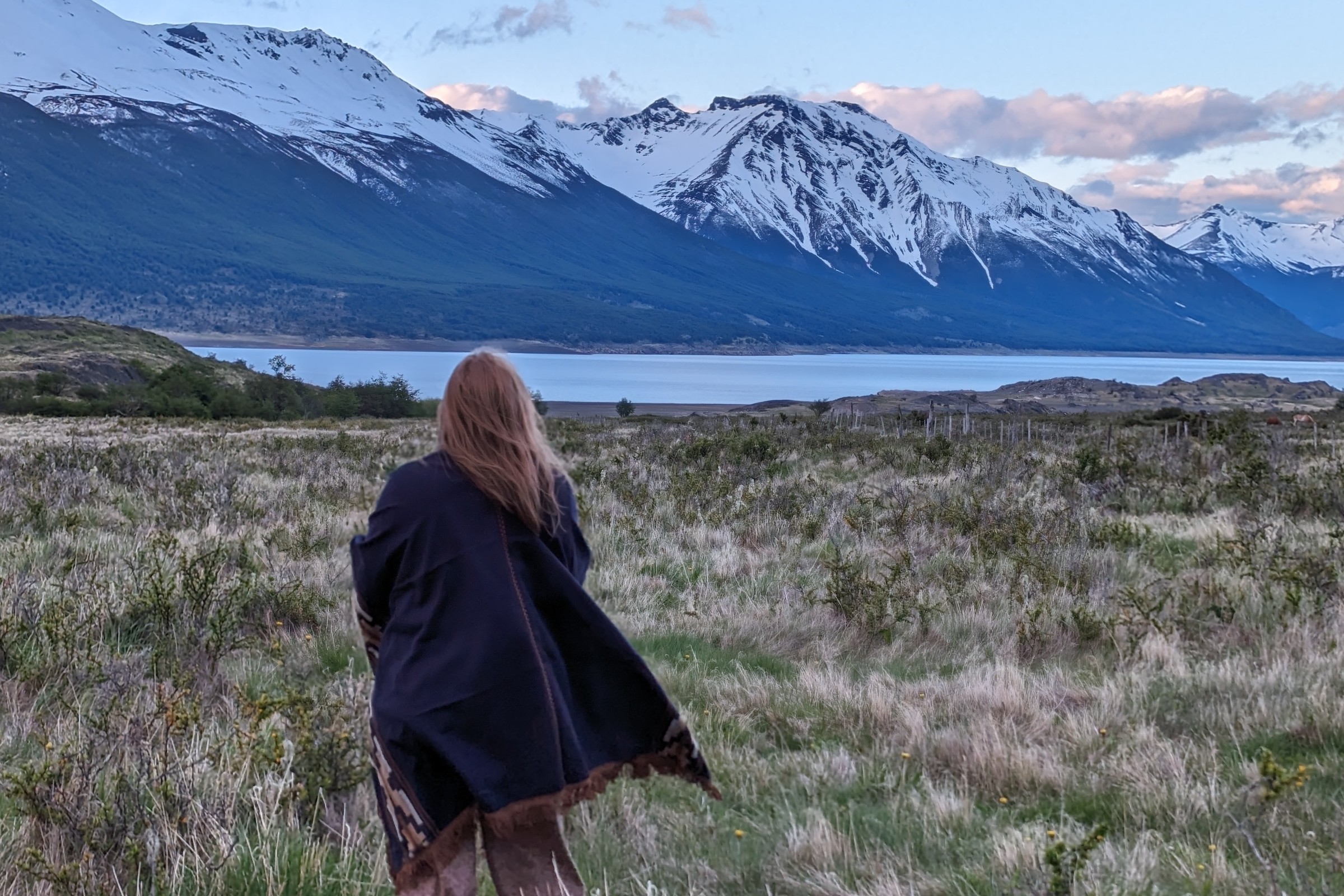 Person looking out over the mountains and lakes of Los Glaciares in Argentina