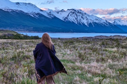 Person looking out over the mountains and lakes of Los Glaciares in Argentina
