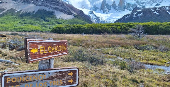Signs to EL Chalten and Laguna de los Tres in Los Glaciares, with the FOtz Roy massif in the background