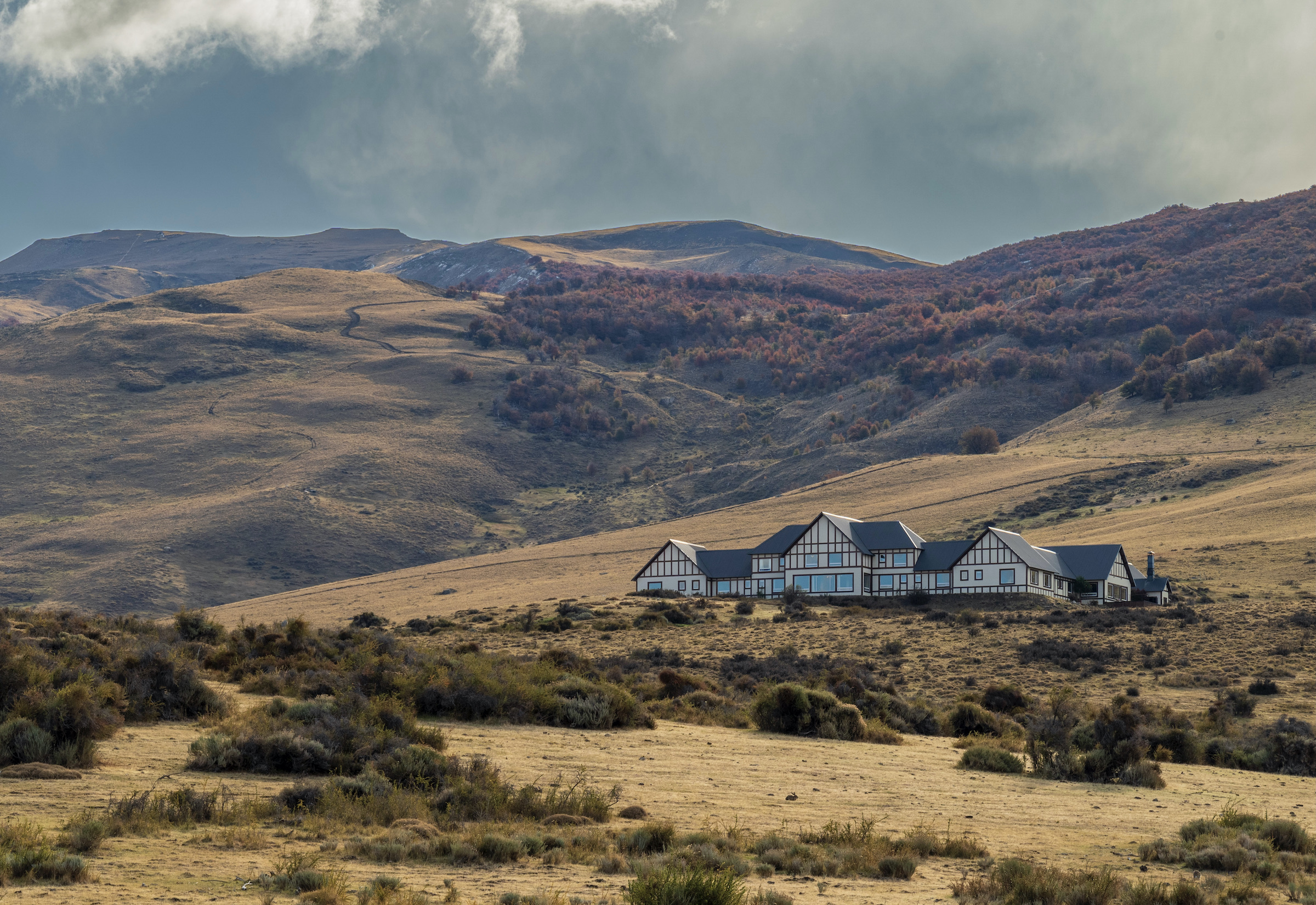 Long shot of Eolo lodge set in the landscape of Los glaciares