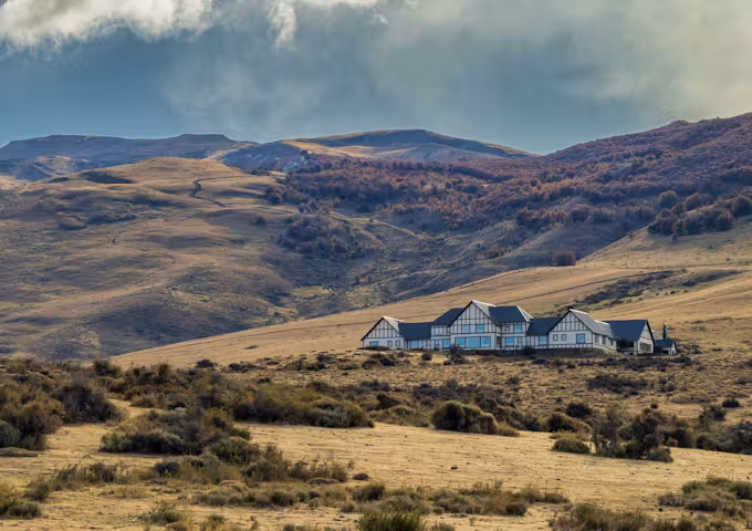 Long shot of Eolo lodge set in the landscape of Los glaciares