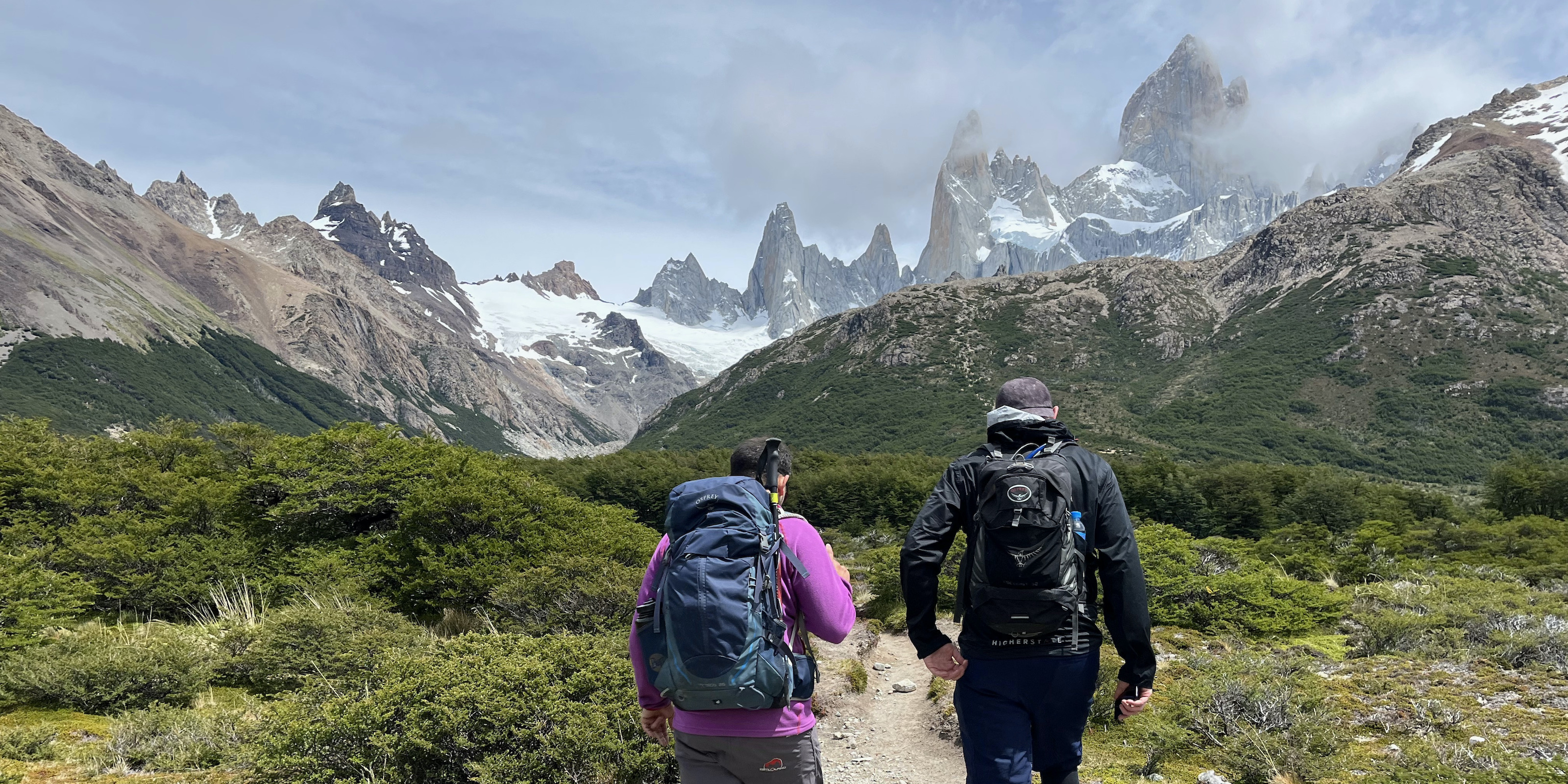 Hikers on their way to Laguna de Los Tres
