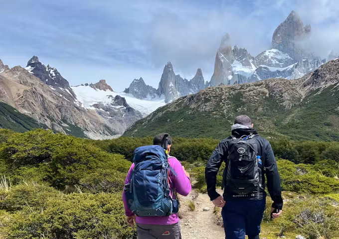Hikers on their way to Laguna de Los Tres