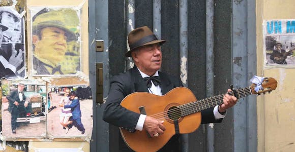 Buenos Aires street guitarist